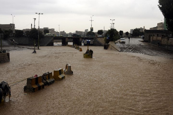 Torrential rain causes flood in Yemen