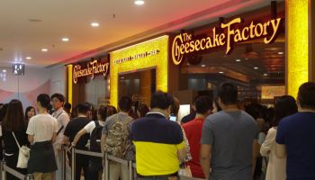 People queue up for the The Cheesecake Factory in Harbour City, Tsim Sha Tsui. 01MAY17. Photo: May Tse. [02MAY17 FEATURES FOOD ONLINE]
