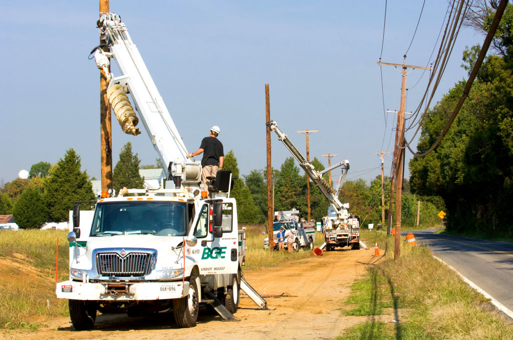 2006 - Baltimore Gas & Electric trucks hooking up power lines (BGE)